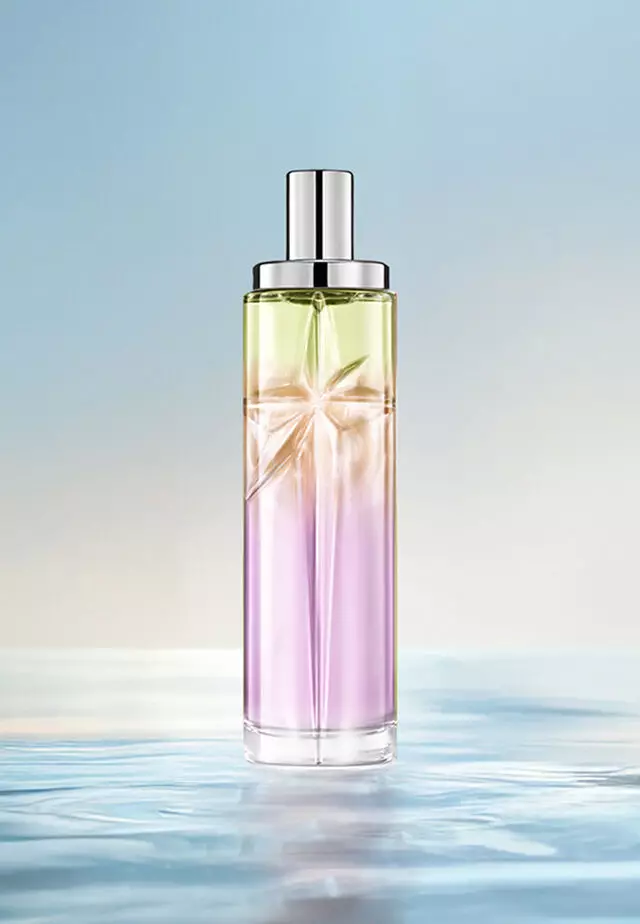 Recette de superposition de Starlicious Sweet Kiss : grand flacon présentant un dégradé lavande, ambre et vert clair sur l’eau sur fond bleu doux. Parfum vif et fruité avec une touche gourmande; 3 vaporisations Berry Licorice, 2 vaporisations Pineapple Musk, 1 Pistachio Praline.