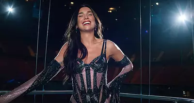 Dua Lipa porte une tenue Mugler sur mesure pour Vogue US