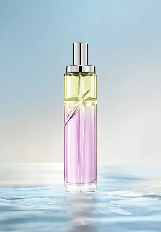 Recette de superposition de Starlicious Gourmet Berry : grand flacon présentant un dégradé vert clair et rose sur de l’eau ondulée sur fond bleu doux. Acidulé, sucré et juteux avec une touche sucrée de noix; 3 vaporisations Berry Licorice, 1 Pistachio Praline.