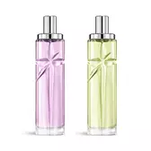 Photo de produit de l’ensemble de superposition Starlicious Gourmet Berry réunissant Pistachio Praline et Berry Licorice, avec leurs flacons de verre ornés d’une étoile filante sculptée dont les facettes brillent intensément sous un élégant capuchon argenté.
