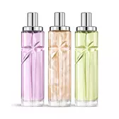 Photo de produit de l’ensemble de superposition Starlicious Yummy Swirl réunissant Berry Licorice, Pineapple Musk et Pistachio Praline, avec leurs flacons de verre ornés d’une étoile filante sculptée dont les facettes brillent intensément sous un élégant capuchon argenté.