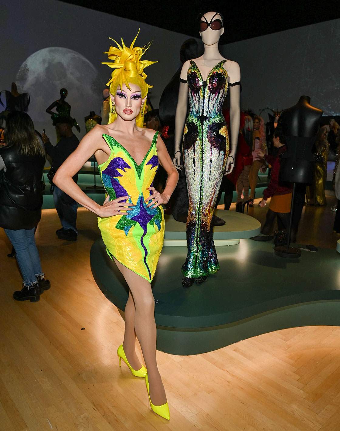Les vedettes de RuPaul’s Drag Race visitent l’exposition Mugler au musée de Brooklyn.